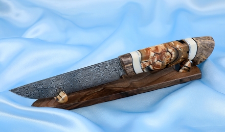 Коллекционный Нож Гриф сталь дамаск нержавеющий рукоять карельская береза рог лося кость мамонта на подставке