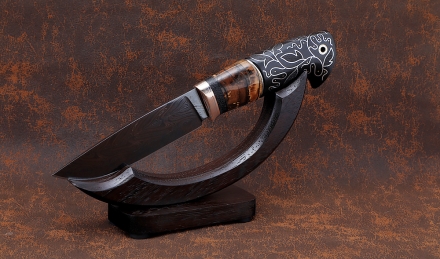 Эксклюзивный Нож Нептун сталь дамаск торцевой с воронением, рукоять мокуме-гане кость мамонта черный граб с инкрустацией на подставке