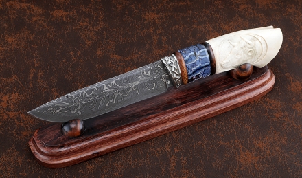 Коллекционный Нож Барракуда дамаск торцевой, рукоять рог лося резной кость мамонта, мельхиор на подставке