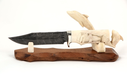 Авторский нож Дельфин сталь дамаск-камень, рукоять резная, рог лося на подставке