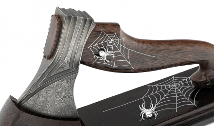 Топор №1 сталь дамаск (долы) короткая рукоять венге с инкрустацией на подставке Топор №1 сталь дамаск (долы) короткая рукоять венге с инкрустацией на подставке