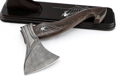 Топор №1 сталь дамаск (долы) короткая рукоять венге с инкрустацией на подставке Топор №1 сталь дамаск (долы) короткая рукоять венге с инкрустацией на подставке