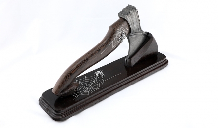 Топор №1 сталь дамаск (долы) короткая рукоять венге с инкрустацией на подставке Топор №1 сталь дамаск (долы) короткая рукоять венге с инкрустацией на подставке