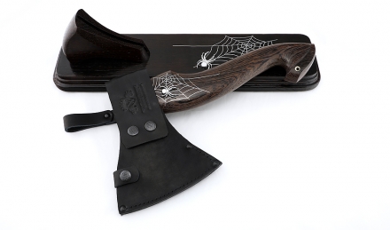 Топор №1 сталь дамаск (долы) короткая рукоять венге с инкрустацией на подставке Топор №1 сталь дамаск (долы) короткая рукоять венге с инкрустацией на подставке