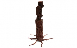 Подарочный нож Алтай сталь дамаск камень рукоять бубинга резная медведь в подставке Подарочный нож Алтай сталь дамаск камень рукоять бубинга резная медведь в подставке