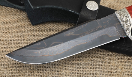 Нож Алтай сталь дамаск ламинированный с воронением, рукоять карельская береза красная Нож Алтай сталь дамаск ламинированный с воронением, рукоять карельская береза красная