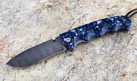Складной нож Носорог, сталь дамаск, рукоять накладки акрил синий Складной нож Носорог, сталь дамаск, рукоять накладки акрил синий