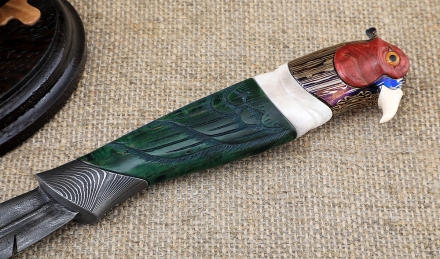 Авторский Нож Глухарь сталь дамаск, рукоять резная, карельская береза зелёная с акрилом на подставке Авторский Нож Глухарь сталь дамаск, рукоять резная, карельская береза зелёная с акрилом на подставке