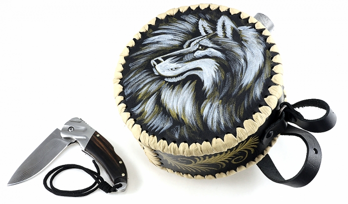 Набор: фляжка круглая 0.7 л нержавеющая сталь в черной коже рисунок волк и нож складной Малыш сталь дамаск