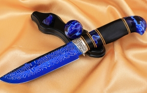 Нож Барракуда сталь дамаск торцевой с воронением рукоять черный граб акрил, мельхиор на подставке