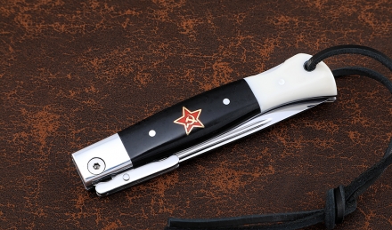 Нож Финка НКВД складная сталь булат полированный накладки акрил черный+белый с красной звездой Нож Финка НКВД складная сталь булат полированный накладки акрил черный+белый с красной звездой