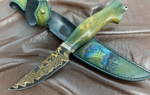 Нож Енисей дамаск ламинированный с воронением, карельская береза зеленая, мокумэ-гане