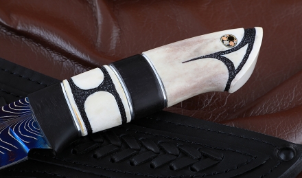 Нож Кайман дамаск торцевой с воронением черный граб рог лося