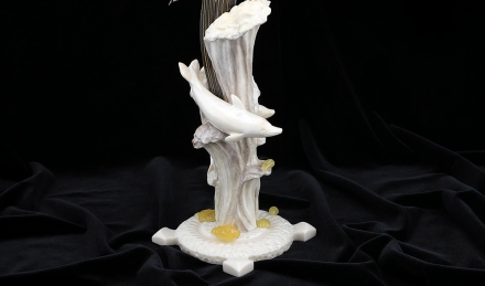 Эксклюзивный Нож "Русалка" дамаск в ламинате, рукоять мокумэ-гане, янтарь и бивень моржа на подставке 