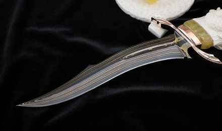 Эксклюзивный Нож "Русалка" дамаск в ламинате, рукоять мокумэ-гане, янтарь и бивень моржа на подставке 