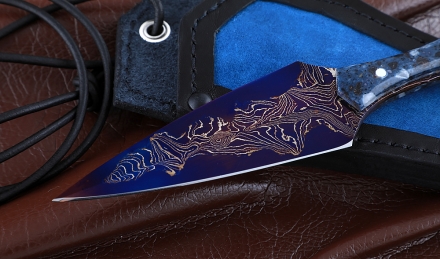Нож Зуб дракона дамаск ламинированный цельнометаллический акрил синий Нож Зуб дракона дамаск ламинированный цельнометаллический акрил синий
