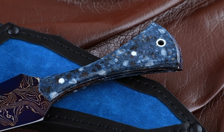 Нож Зуб дракона дамаск ламинированный цельнометаллический акрил синий Нож Зуб дракона дамаск ламинированный цельнометаллический акрил синий