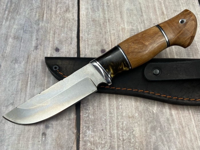 Нож Енисей сталь К340 акрил коричневый и карельская береза янтарь (распродажа)