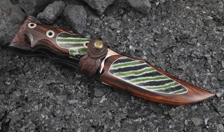 Эксклюзивный нож «Малыш» дамаск в ламинате цельнометаллический, накладки зуб мамонта и железное дерево Эксклюзивный нож «Малыш» дамаск в ламинате цельнометаллический, накладки зуб мамонта и железное дерево