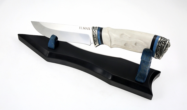 Нож Зяблик сталь Elmax, рукоять рог лося резная,на подставке черный граб+ карельская береза стабилизированая 