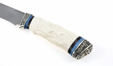 Авторский нож Зяблик сталь Elmax, рукоять рог лося резная, на подставке черный граб + карельская береза стабилизированная Авторский нож Зяблик сталь Elmax, рукоять рог лося резная, на подставке черный граб + карельская береза стабилизированная