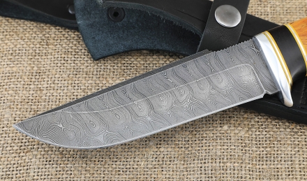 Нож из дамасской стали Алтай-2, рукоять черный граб и стабилизированная карельская береза янтарная Нож из дамасской стали Алтай-2, рукоять черный граб и стабилизированная карельская береза янтарная