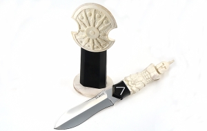 Нож Ахиллес сталь Elmax, рукоять рог лося резная,на подставке черный граб+рог лося 1