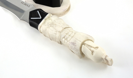 Нож Ахиллес сталь Elmax, рукоять рог лося резная,на подставке черный граб+рог лося 1