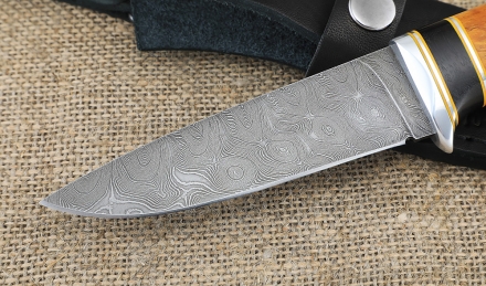 Нож Жерех сталь дамаск, рукоять черный граб и стабилизированная карельская береза янтарная