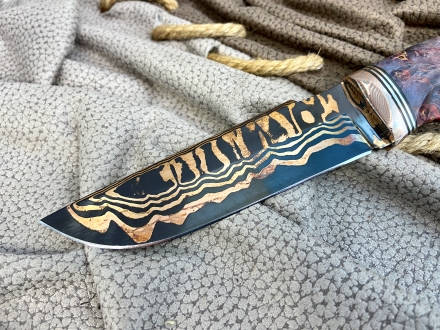Нож "Алтай" из дамаск ламинированный с воронением, рукоять кап клена фиолетовый