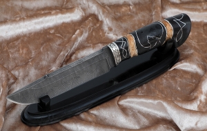 Подарочный Нож Барракуда сталь дамаск, рукоять карельская береза черный граб с инкрустацией на подставке