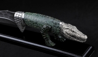 Нож Крокодил дамаск камень рукоять карельская береза резная зеленая мельхиор на подставке - Нож Крокодил дамаск камень рукоять карельская береза резная зеленая мельхиор на подставке