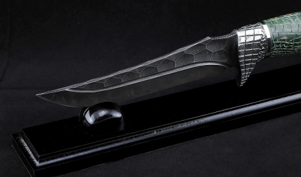 Авторский нож Крокодил дамаск камень рукоять карельская береза резная зеленая мельхиор на подставке Авторский нож Крокодил дамаск камень рукоять карельская береза резная зеленая мельхиор на подставке