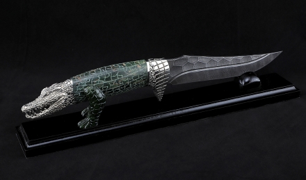 Авторский нож Крокодил дамаск камень рукоять карельская береза резная зеленая мельхиор на подставке Авторский нож Крокодил дамаск камень рукоять карельская береза резная зеленая мельхиор на подставке