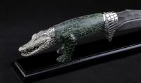 Нож Крокодил дамаск камень рукоять карельская береза резная зеленая мельхиор на подставке - Нож Крокодил дамаск камень рукоять карельская береза резная зеленая мельхиор на подставке