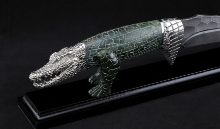 Авторский нож Крокодил дамаск камень рукоять карельская береза резная зеленая мельхиор на подставке Авторский нож Крокодил дамаск камень рукоять карельская береза резная зеленая мельхиор на подставке