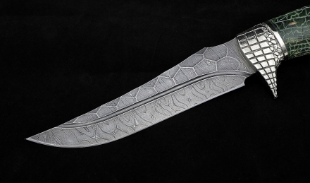 Авторский нож Крокодил дамаск камень рукоять карельская береза резная зеленая мельхиор на подставке Авторский нож Крокодил дамаск камень рукоять карельская береза резная зеленая мельхиор на подставке