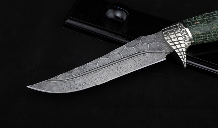 Авторский нож Крокодил дамаск камень рукоять карельская береза резная зеленая мельхиор на подставке Авторский нож Крокодил дамаск камень рукоять карельская береза резная зеленая мельхиор на подставке