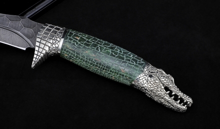 Авторский нож Крокодил дамаск камень рукоять карельская береза резная зеленая мельхиор на подставке Авторский нож Крокодил дамаск камень рукоять карельская береза резная зеленая мельхиор на подставке