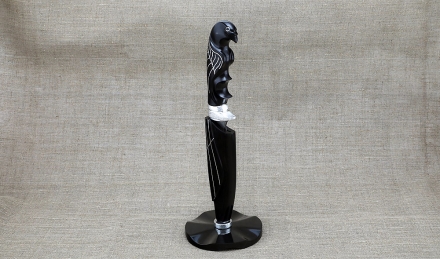 Авторский нож Походный сталь дамаск-долы, рукоять черный граб резной с инкрустацией на подставке Авторский нож Походный сталь дамаск-долы, рукоять черный граб резной с инкрустацией на подставке