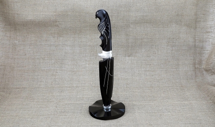 Авторский нож Походный сталь дамаск-долы, рукоять черный граб резной с инкрустацией на подставке Авторский нож Походный сталь дамаск-долы, рукоять черный граб резной с инкрустацией на подставке