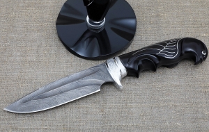 Авторский нож Походный сталь дамаск-долы, рукоять черный граб резной с инкрустацией на подставке Авторский нож Походный сталь дамаск-долы, рукоять черный граб резной с инкрустацией на подставке