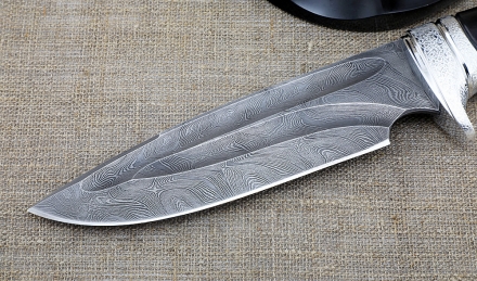 Авторский нож Походный сталь дамаск-долы, рукоять черный граб резной с инкрустацией на подставке Авторский нож Походный сталь дамаск-долы, рукоять черный граб резной с инкрустацией на подставке