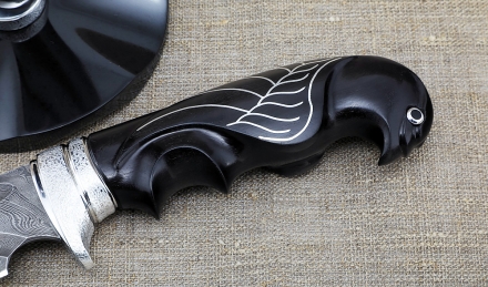 Авторский нож Походный сталь дамаск-долы, рукоять черный граб резной с инкрустацией на подставке Авторский нож Походный сталь дамаск-долы, рукоять черный граб резной с инкрустацией на подставке