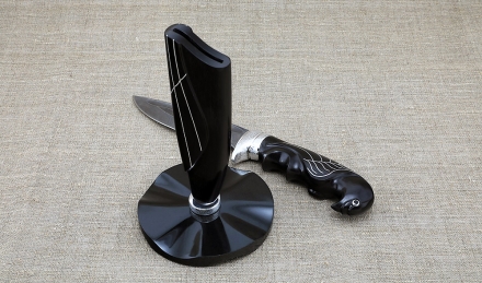 Авторский нож Походный сталь дамаск-долы, рукоять черный граб резной с инкрустацией на подставке Авторский нож Походный сталь дамаск-долы, рукоять черный граб резной с инкрустацией на подставке