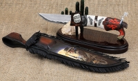 Нож Засапожный ламинация S 390 в  крученом дамаске, акрил белый резной, скримшоу "Ковбой" на подставке