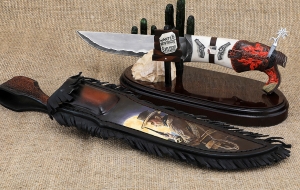 Премиум нож Засапожный ламинация S 390 в крученом дамаске, акрил белый резной, скримшоу «Ковбой» на подставке