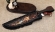 Премиум нож Засапожный ламинация S 390 в крученом дамаске, акрил белый резной, скримшоу «Ковбой» на подставке