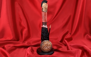 Подарочный Нож Спартанец сталь дамаск торцевой с воронением, рукоять карельская береза красная, мокуме-гане на подставке