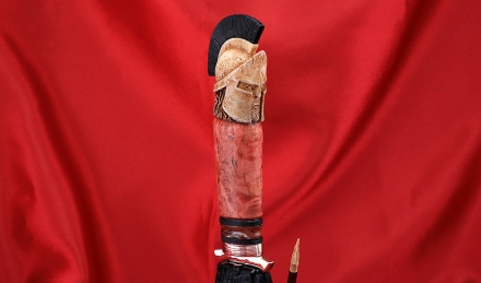 Подарочный Нож Спартанец сталь дамаск торцевой с воронением, рукоять карельская береза красная, мокуме-гане на подставке Подарочный Нож Спартанец сталь дамаск торцевой с воронением, рукоять карельская береза красная, мокуме-гане на подставке